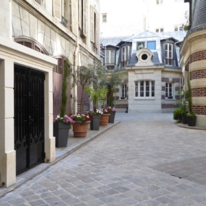 Création d'appartement dans des anciennes écuries et rénovation du clos et du couvert - Avenue Montaigne - Paris 8ème