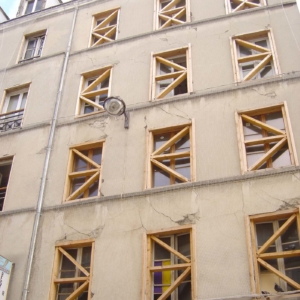 Rénovation lourde d'un immeuble d'habitation avec reprise struturelle des fondations consécutivement à un fontis en zone de carrière - Rue de Belleville - Paris